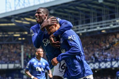 Everton 'dan Liman Ndiaye ve Everton' dan Abdoulaye Doucour, 18 Mayıs 2025 'te Goodison Park, Liverpool' da oynanan Premier League maçında Everton, Southampton 'a karşı 2-0' lık galibiyeti kutluyorlar.