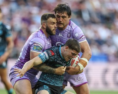 Wigan Warriors 'dan Kaide Ellis ve Wigan Warriors' tan Liam Byrne, Wigan Warriors 'ın Brick Community Stadyumu' nda Leigh Leopards 'a karşı oynadığı 11.