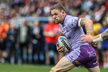 Warrington Wolves takımından Matt Dufty, 18 Mayıs 2025 'te İngiltere' nin Wakefield Stadyumu 'ndaki Wakefield Trinity vs Warrington Wolves maçında topa vuruyor.