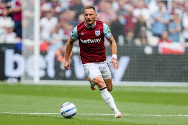 West Ham United takımından Vladimir Coufal, 18 Mayıs 2025 'te İngiltere' nin Londra Stadyumu 'nda oynanan Premier League maçında topu aldı.