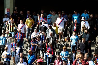 Taraftarlar, 17 Mayıs 202 'de Wembley, Londra' daki Manchester City 'ye karşı oynanan Emirates FA Cup final maçı öncesinde Wembley Stadyumu' na geldiler.