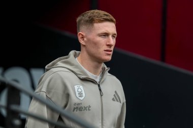 Nottingham Ormanı 'ndan Elliot Anderson, 18 Mayıs 202' de Londra 'daki Londra Stadyumu' nda oynanan Premier League maçından önce Londra Stadyumu 'na geldi.