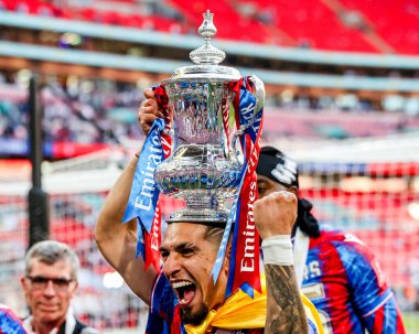 Kristal Saray 'dan Daniel Munoz, 17 Mayıs 202' de İngiltere 'nin Wembley Stadyumu' nda oynanan Emirates FA Cup final maçı sonrasında kazandığı takım zaferi sonrasında FA Cup ile kutluyor.