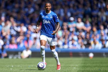 Everton 'dan Ashley Young, 18 Mayıs 2025' te Goodison Park, Liverpool 'da oynanan Premier League maçında Everton' a karşı Southampton 'da topla ilerliyor.