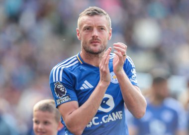 Leicester City 'den Jamie Vardy, 18 Mayıs 202' de İngiltere 'nin Leicester kentindeki King Power Stadyumu' nda oynanan Premier League maçında son düdük çaldıktan sonra taraftarları alkışlıyor.