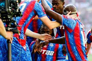 Kristal Saray 'dan Eberechi Eze, 17 Mayıs 202' de Londra 'daki Wembley Stadyumu' nda oynanan Emirates FA Cup final maçında takım arkadaşlarıyla 1-0 'lık galibiyetini kutluyor.