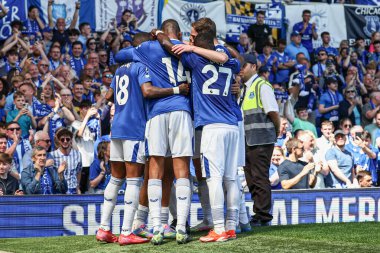 18 Mayıs 2025 'te Goodison Park, Liverpool' da oynanan Premier League maçında Everton ve Southampton maçı öncesinde The Winslowe Hotel 'in önünde Everton taraftarları