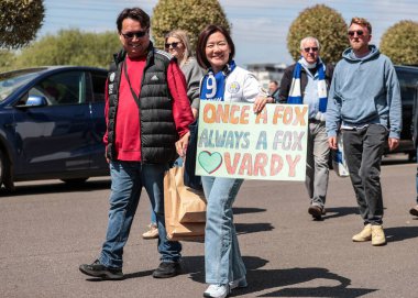 Leicester City taraftarları Premier Lig maçında Leicester City ile Ipswich Town arasında 18 Mayıs 202 'de King Power Stadyumu' nda oynanan Vardy tabelasına sahipler.