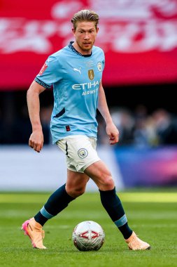 Manchester City 'den Kevin De Bruyne, 17 Mayıs 202' de İngiltere 'nin Wembley Stadyumu' nda oynanan ve Manchester City 'ye karşı oynanan FA Cup final maçında topla koşuyor.