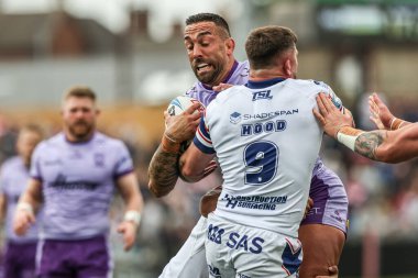 Warrington Wolves 'tan Paul Vaughan, Wakefield Trinity' den Liam Hood tarafından 18 Mayıs 202 'de Wakefield, İngiltere' deki DIY Kitchens Stadyumu 'nda oynanan 11.