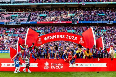 Crystal Palace, 17 Mayıs 202 tarihinde İngiltere 'nin Wembley Stadyumu' nda oynanan ve Manchester City ile oynanan FA Cup final maçı sonrasında FA Cup 'ı kaldırdı.