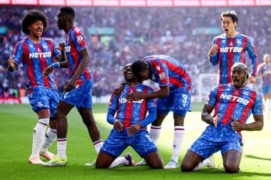 Kristal Saray 'dan Eberechi Eze, 17 Mayıs 202' de Londra 'daki Wembley Stadyumu' nda oynanan Emirates FA Cup final maçında takım arkadaşlarıyla 1-0 'lık galibiyetini kutluyor.