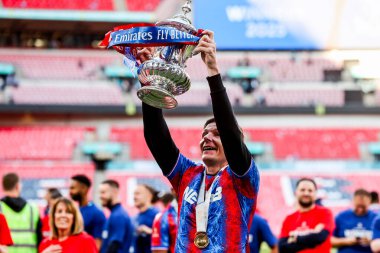 Crystal Palace 'dan Oliver Glasner, 17 Mayıs 202' de Wembley Stadyumu 'nda oynanan Emirates FA Cup final maçı sonrasında taraftarların önünde FA Cup' ı kaldırdı.