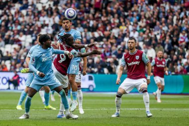 West Ham United takımından Aaron Wan-Bissaka 18 Mayıs 202 'de Londra' daki Londra Stadyumu 'nda oynanan Premier League maçında topu sürüyor.