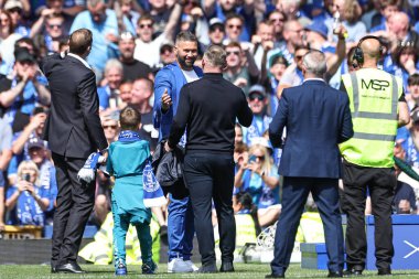 Wayne Rooney ve Tony Bellew, 18 Mayıs 2025 'te Goodison Park' ta oynanan Premier League maçı sonrasında Goodison Park 'tan ayrılarak mirası kutluyorlar.
