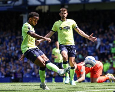 18 Mayıs 2025 'te Goodison Park, Liverpool' da oynanan Premier League maçında Everton ve Southampton maçı öncesinde The Winslowe Hotel 'in önünde Everton taraftarları