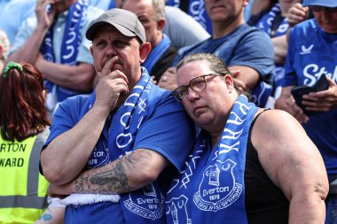 İki Everton taraftarı, 18 Mayıs 2025 'te Goodison Park, Liverpool, İngiltere' de oynanan Premier League maçından sonra mirası kutlayarak ve Goodison Park 'tan ayrıldıktan sonra üzüntüyle kucaklaşıyor.