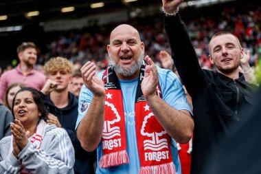 Nottingham Forest taraftarları, 18 Mayıs 2025 'te İngiltere' nin Londra Stadyumu 'nda oynanan Premier League maçı sonrasında West Ham United ve Nottingham Forest maçının galibiyetini kutluyor.