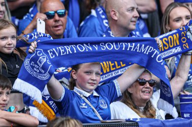 Everton taraftarı, Goodison Park 'ın 18 Mayıs 2025' te Goodison Park 'ta oynanan Premier League maçı sonrasında Goodison Park' ın mirasını kutlayan ıslık çaldıktan sonra eşarbı tutuyor.