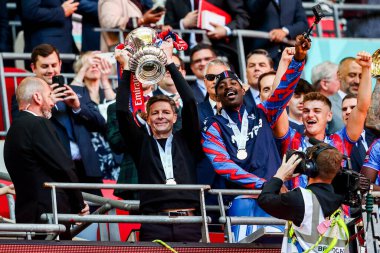 Kristal Saray 'dan Oliver Glasner, 17 Mayıs 202' de İngiltere 'nin Wembley Stadyumu' nda oynanan Emirates FA Cup final maçı sonrasında FA Cup 'ı kaldırdı.