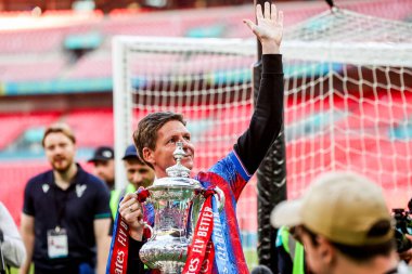 Crystal Palace 'dan Oliver Glasner, 17 Mayıs 202' de Wembley Stadyumu 'nda oynanan Emirates FA Cup final maçı sonrasında taraftarların önünde FA Cup' ı kaldırdı.
