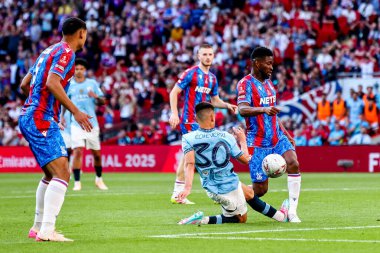 Manchester City 'den Claudio Echeverri, 17 Mayıs 202 tarihinde İngiltere' nin Wembley Stadyumu 'nda oynanan ve Manchester City' ye karşı oynanan FA Cup final maçı sırasında çekim yapıyor.
