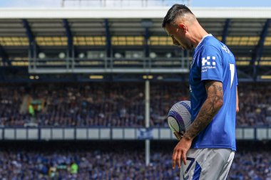 18 Mayıs 2025 'te Goodison Park, Liverpool' da oynanan Premier League maçında Everton ve Southampton maçı öncesinde The Winslowe Hotel 'in önünde Everton taraftarları