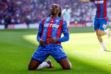 Kristal Saray 'dan Eberechi Eze, 17 Mayıs 202' de Londra 'daki Wembley Stadyumu' nda oynanan Emirates FA Cup final maçında 1-0 'lık galibiyet golünü kutluyor.