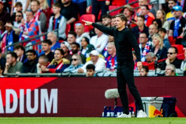 Kristal Saray 'dan Oliver Glasner, 17 Mayıs 202' de İngiltere 'nin Wembley Stadyumu' nda oynanan Crystal Palace - Manchester City maçında takım talimatlarını verdi.