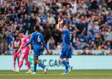 Leicester City 'den Jamie Vardy, 18 Mayıs 202' de İngiltere 'nin Leicester kentindeki King Power Stadyumu' nda oynanan Premier League maçında elendikten sonra taraftarları alkışlıyor.