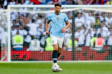 Manchester City 'den Ruben Dias, 17 Mayıs 202' de İngiltere 'nin Wembley Stadyumu' nda oynanan ve Manchester City 'ye karşı oynanan Uluslararası Kupa Finali' nde topla birlikte koşuyor.