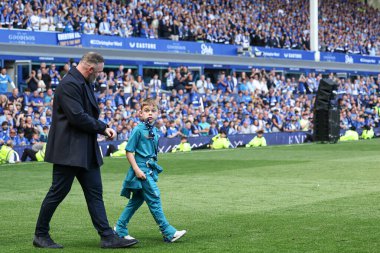 Wayne Rooney, 18 Mayıs 2025 'te Goodison Park, Liverpool, İngiltere' de oynanan Premier League maçı Everton ve Southampton maçından sonra oğluyla birlikte Goodison Park 'ın mirasını kutluyor.