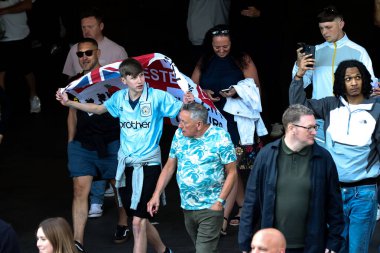 Taraftarlar, 17 Mayıs 202 'de Wembley, Londra' daki Manchester City 'ye karşı oynanan Emirates FA Cup final maçı öncesinde Wembley Stadyumu' na geldiler.