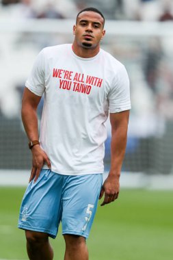 Nottingham Ormanı 'ndan Murillo Santiago, İngiltere' nin Londra Stadyumu 'nda oynanan Premier League maçından önceki ısınma maçında Taiwo Awoniyi' yi destekliyor.