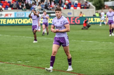 Warrington Wolves 'tan Zack Gardner, 18 Mayıs 202' de İngiltere 'nin Wakefield kentinde oynanan 11. Betfred Süper Lig karşılaşmasında taraftarları alkışlıyor.