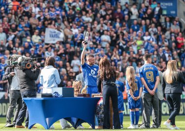 Leicester City 'den Jamie Vardy, 18 Mayıs 202' de King Power Stadyumu 'nda oynanan Premier League maçında taraftarlar arasında yılın oyuncusu ödülünü kazandı.