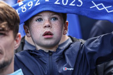 Everton taraftarı, Goodison Park 'ın 18 Mayıs 2025' te Goodison Park 'ta oynanan Premier League maçı sonrasında Goodison Park' ın mirasını kutlayan ıslık çaldıktan sonra eşarbı tutuyor.