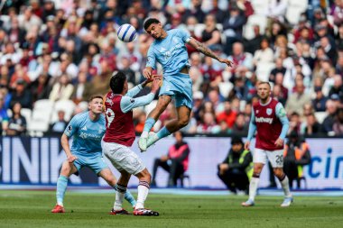 Nottingham Ormanı 'ndan Morgan Gibbs-White 18 Mayıs 2025' te Londra Stadyumu 'nda oynanan Premier League maçında West Ham United ve Nottingham Forest maçında topa liderlik ediyor.