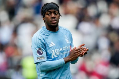 Nottingham Ormanı 'ndan Anthony Elanga, 18 Mayıs 2025' te Londra 'daki Londra Stadyumu' nda oynanan Premier League maçında West Ham United ve Nottingham Forest maçının ardından kazandığı galibiyet sonrasında taraftarlarını kabul ediyor.
