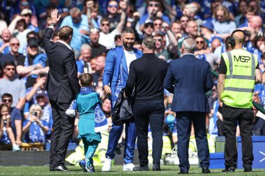 Wayne Rooney ve Tony Bellew, 18 Mayıs 2025 'te Goodison Park' ta oynanan Premier League maçı sonrasında Goodison Park 'tan ayrılarak mirası kutluyorlar.