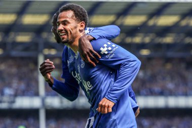 Everton 'dan Liman Ndiaye ve Everton' dan Abdoulaye Doucour, 18 Mayıs 2025 'te Goodison Park, Liverpool' da oynanan Premier League maçında Everton, Southampton 'a karşı 2-0' lık galibiyeti kutluyorlar.