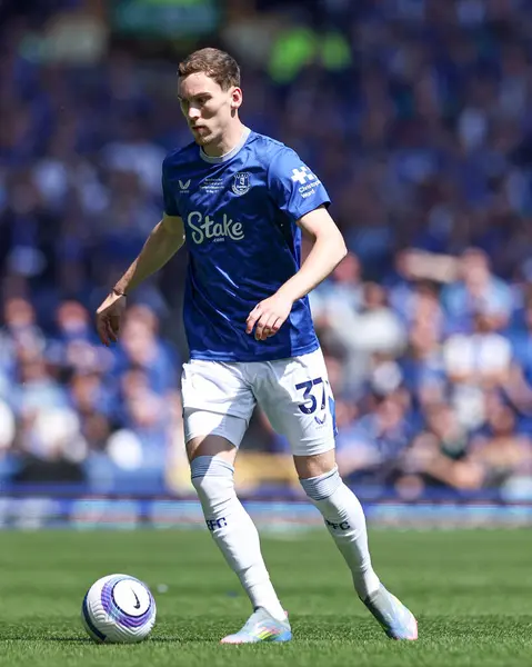 Everton 'dan James Garner Premier Lig maçında topu ayaklarının dibine aldı Everton, Southampton' a karşı Goodison Park, Liverpool, İngiltere, 18 Mayıs 2025