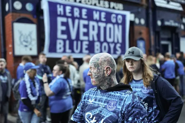 18 Mayıs 2025 'te Goodison Park, Liverpool' da oynanan Premier League maçında Everton ve Southampton maçı öncesinde The Winslowe Hotel 'in önünde Everton taraftarları