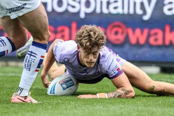 Warrington Wolves takımından Arron Lindop, 18 Mayıs 2025 'te İngiltere' nin Wakefield şehrinde oynanan 11. Betfred Süper Lig karşılaşmasında Wakefield Trinity, Warrington Wolves 'a karşı oynuyor.