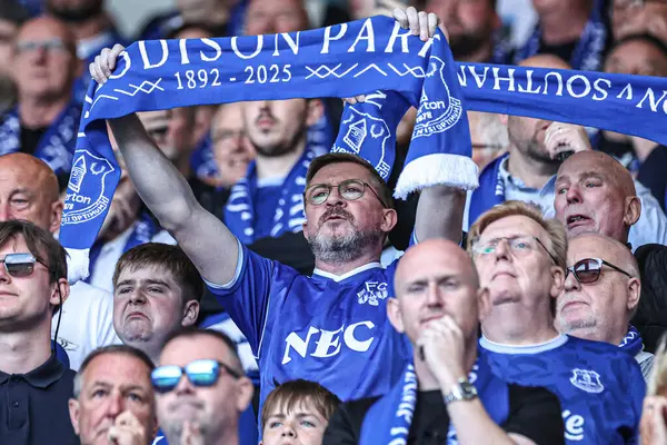 Everton taraftarı, Goodison Park 'ın 18 Mayıs 2025' te Goodison Park 'ta oynanan Premier League maçı sonrasında Goodison Park' ın mirasını kutlayan ıslık çaldıktan sonra eşarbı tutuyor.