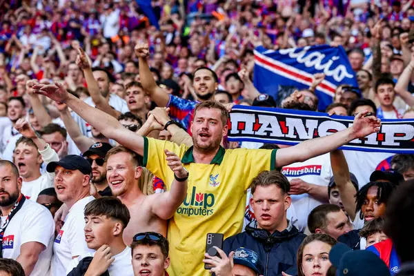 Crystal Palace taraftarları, 17 Mayıs 202 'de İngiltere' nin Wembley Stadyumu 'nda oynanan ve Manchester City ile oynanan FA Cup final maçı sonrasında kazandığı galibiyeti kutluyor.
