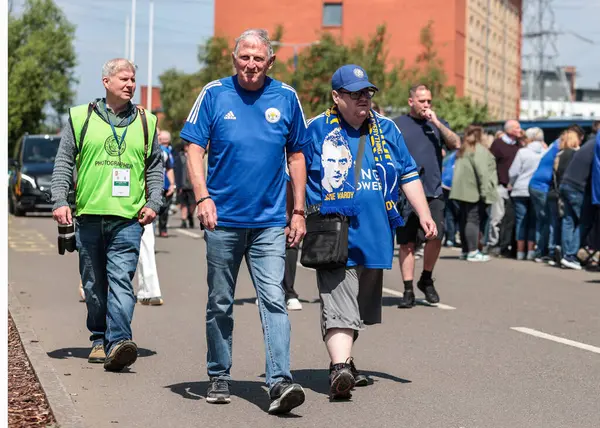 Leicester City taraftarları, 18 Mayıs 202 'de King Power Stadyumu' ndaki Leicester City-Ipswich Town maçı öncesinde King Power Stadyumu 'na geldiler.