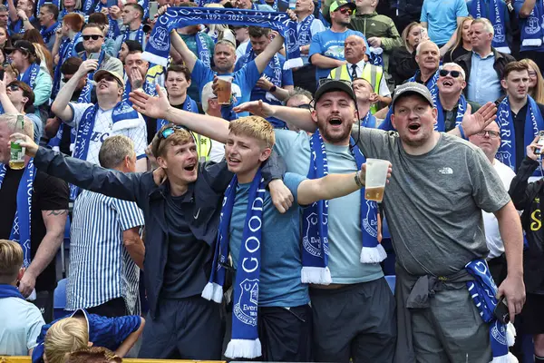 Everton taraftarları mirası kutluyor ve 18 Mayıs 2025 'te Goodison Park, Liverpool' da oynanan Premier League maçı sonrasında Goodison Park 'tan ayrılıyorlar.