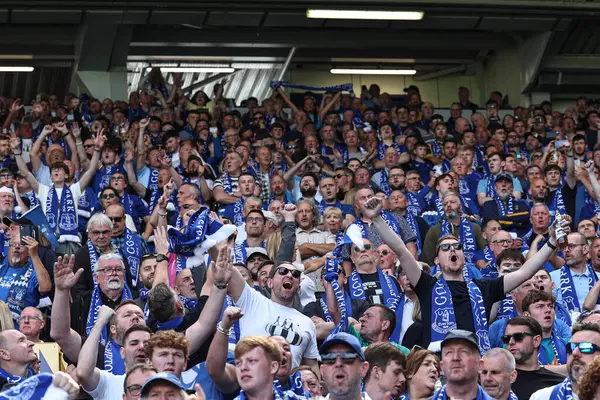 18 Mayıs 2025 'te Goodison Park, Liverpool' da oynanan Premier League maçında Everton ve Southampton maçı öncesinde The Winslowe Hotel 'in önünde Everton taraftarları