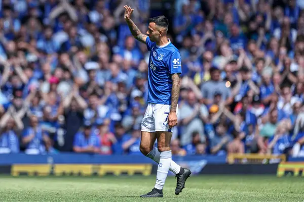 Everton 'dan Dwight McNeil, 18 Mayıs 2025' te İngiltere 'nin Liverpool kenti Goodison Park' ta oynanan Premier League maçı sırasında taraftarlara el sallıyor.